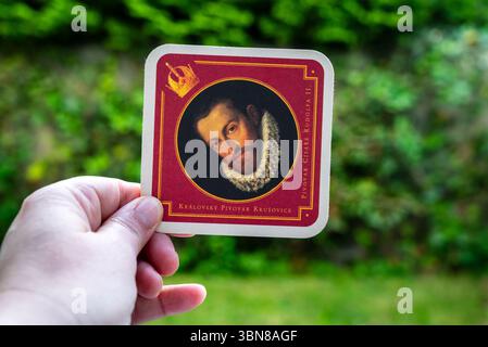 Lublino, Polonia, 26 giugno 2025 montagne russe d'epoca raccolte da un pub Foto Stock