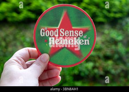 Lublino, Polonia, 26 giugno 2025 le montagne russe vintage Heineken raccolte da un pub Foto Stock