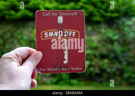 Lublino, Polonia, 26 giugno 2025 Smirnoff Vodka sottobicchiere vintage raccolto da un pub Foto Stock