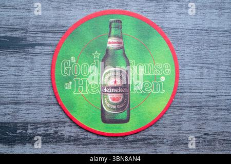 Lublino, Polonia, 26 giugno 2025 le montagne russe vintage Heineken raccolte da un pub Foto Stock