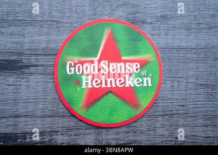 Lublino, Polonia, 26 giugno 2025 le montagne russe vintage Heineken raccolte da un pub Foto Stock