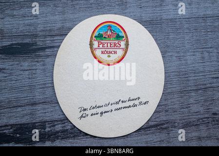 Lublino, Polonia, 26 giugno 2025 montagne russe d'epoca raccolte da un pub Foto Stock