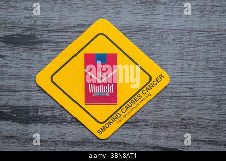 Lublino, Polonia, 26 giugno 2025 montagne russe di sigarette winston vintage raccolte da un pub Foto Stock