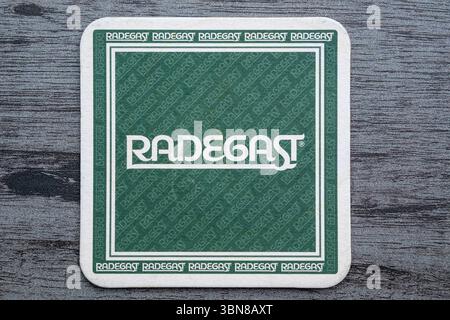 Lublino, Polonia, 26 giugno 2025 le montagne russe vintage Radegast Beer raccolte da un pub Foto Stock