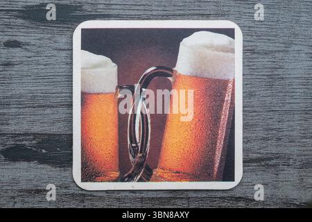 Lublino, Polonia, 26 giugno 2025 montagne russe d'epoca raccolte da un pub Foto Stock