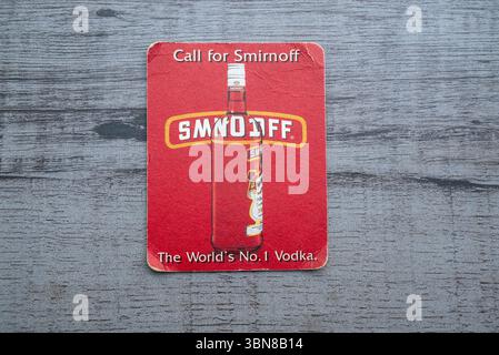 Lublino, Polonia, 26 giugno 2025 Smirnoff Vodka sottobicchiere vintage raccolto da un pub Foto Stock
