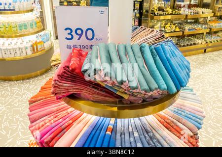 Sciarpe thailandesi colorate in vendita con cartellino prezzi, negozio di articoli da regalo Memories of Thailand all'aeroporto di Bangkok, Thailandia Foto Stock