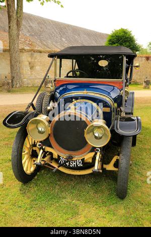 Rally d'auto d'epoca, museo dell'auto, Valencay, Francia. Foto Stock