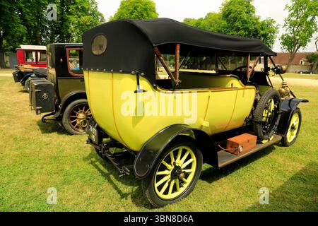 Rally d'auto d'epoca, museo dell'auto, Valencay, Francia. Foto Stock