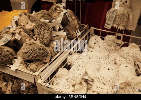 Cestini di peluche all'IKEA pieni di ricci morbidi e gufi innevati. Simpatici e accoglienti giocattoli ripieni a tema animale esposti in una sezione dedicata ai bambini. Belgrado, Foto Stock