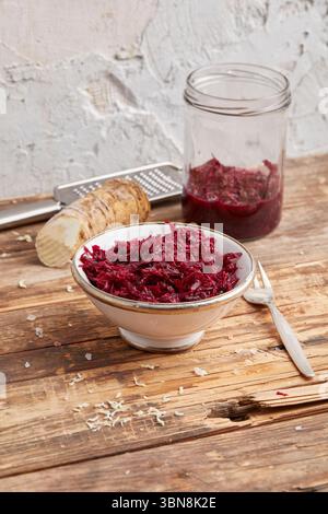 Barbabietola grattugiata con rafano: Contorno vegano piccante Foto Stock