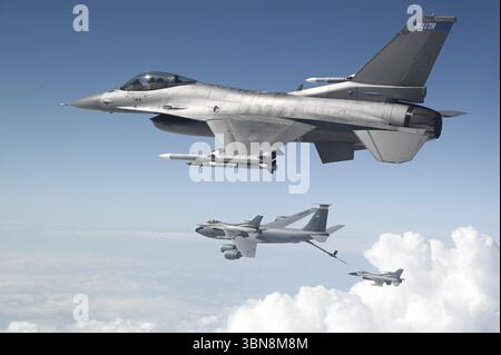 Un KC-135 Stratotanker della Wisconsin Air National Guard rifornisce gli F-16 Fighting Falcons del 148th Fighter Wing di Duluth, Minn. 23 giugno 2025. Foto Stock