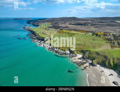 baia con spiaggia di sabbia dorata sulla costa atlantica scozzese vicino a Coldbackie nel nord della Scozia, Regno Unito Foto Stock