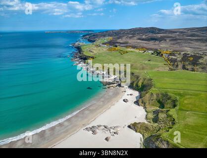 baia con spiaggia di sabbia dorata sulla costa atlantica scozzese vicino a Coldbackie nel nord della Scozia, Regno Unito Foto Stock