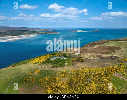 baia con spiaggia di sabbia dorata sulla costa atlantica scozzese vicino a Coldbackie nel nord della Scozia, Regno Unito Foto Stock