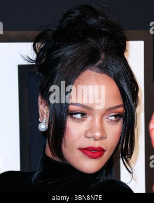 (FILE) Rihanna ha tranquillamente fatto la storia della musica la scorsa settimana. Durante il fine settimana, è stato rivelato da ROC Nation, la sua etichetta discografica, che Rihanna ha superato i 50 miliardi di stream su Spotify. MANHATTAN, NEW YORK CITY, NEW YORK, Stati Uniti d'America - 12 SETTEMBRE: La cantante, attrice, donna d'affari e Rihanna umanitaria (Robyn Rihanna Fenty) con indosso un abito Givenchy arriva al 5th Annual Diamond Ball di Rihanna a beneficio della Fondazione Clara Lionel tenutasi a Cipriani Wall Street il 12 settembre 2019 a Manhattan, New York City, New York, Stati Uniti. (Foto di Xavier Collin/Image Press Agency) Foto Stock