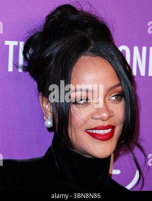 (FILE) Rihanna ha tranquillamente fatto la storia della musica la scorsa settimana. Durante il fine settimana, è stato rivelato da ROC Nation, la sua etichetta discografica, che Rihanna ha superato i 50 miliardi di stream su Spotify. MANHATTAN, NEW YORK CITY, NEW YORK, Stati Uniti d'America - 12 SETTEMBRE: La cantante, attrice, donna d'affari e Rihanna umanitaria (Robyn Rihanna Fenty) con indosso un abito Givenchy arriva al 5th Annual Diamond Ball di Rihanna a beneficio della Fondazione Clara Lionel tenutasi a Cipriani Wall Street il 12 settembre 2019 a Manhattan, New York City, New York, Stati Uniti. (Foto di Xavier Collin/Image Press Agency) Foto Stock