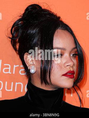 (FILE) Rihanna ha tranquillamente fatto la storia della musica la scorsa settimana. Durante il fine settimana, è stato rivelato da ROC Nation, la sua etichetta discografica, che Rihanna ha superato i 50 miliardi di stream su Spotify. MANHATTAN, NEW YORK CITY, NEW YORK, Stati Uniti d'America - 12 SETTEMBRE: La cantante, attrice, donna d'affari e Rihanna umanitaria (Robyn Rihanna Fenty) con indosso un abito Givenchy arriva al 5th Annual Diamond Ball di Rihanna a beneficio della Fondazione Clara Lionel tenutasi a Cipriani Wall Street il 12 settembre 2019 a Manhattan, New York City, New York, Stati Uniti. (Foto di Xavier Collin/Image Press Agency) Foto Stock