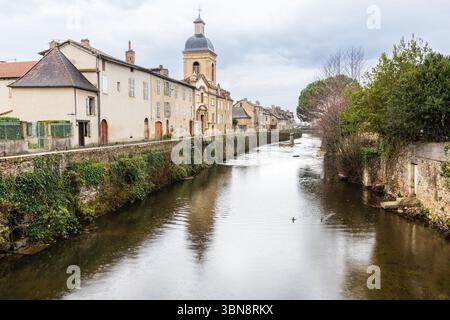 Chiesa dei Recollect di Saint-Céré e antiche case tradizionali lungo le rive del fiume la Bave. Saint-Céré, Francia. Foto Stock
