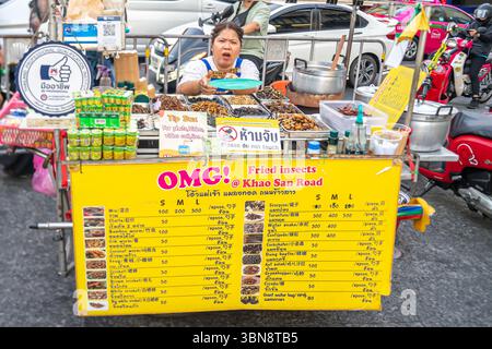 Venditore ambulante che vende insetti fritti, Khao San, Bangkok, Thailandia Foto Stock