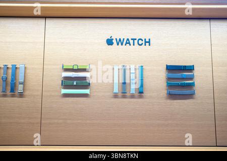 Le bande Apple Watch sono visualizzate su una parete sotto il logo Apple Watch. Apple Central World, Bangkok, Thailandia Foto Stock
