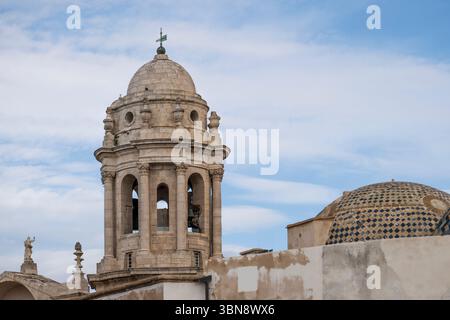 Dettaglio della maestosa e antica cattedrale di Cadice, Spagna meridionale Foto Stock