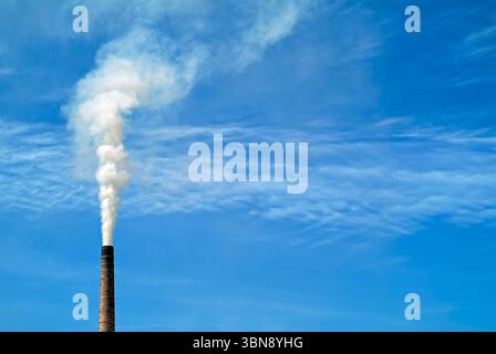Camino di fabbrica del fumo che pompano l'inquinamento nell'atmosfera, Bosnia Erzegovina, Europa orientale Foto Stock