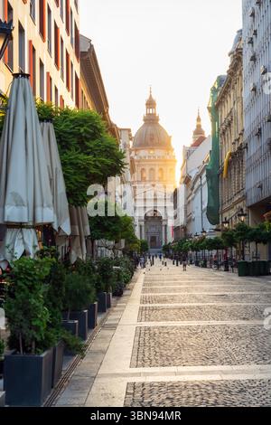La Basilica di Santo Stefano è il tempio principale di Budapest. Strade della vecchia Budapest. Foto Stock