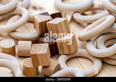 Oggetti di varie forme e tipi di legno su sfondo in legno di abete Foto Stock