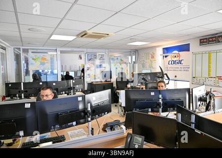 Parigi, Francia. 1 luglio 2025. Interministerial Crisis Management Operations Center (COGIC) a Parigi, Francia, il 1° luglio 2025. Un'intensa ondata di caldo colpisce la Francia da diversi giorni. A partire dalle ore 12:00, 16 reparti saranno messi in allarme rosso per temperature estreme, mentre 68 rimarranno in allarme arancione. Foto di Jeanne Accorsini/Pool/ABACAPRESS.COM credito: Abaca Press/Alamy Live News Foto Stock