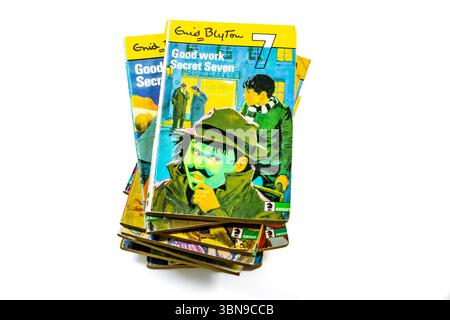 Una collezione di sette libri segreti di Enid Blyton impilati con copertine colorate che raffigurano scene di avventure per bambini Foto Stock