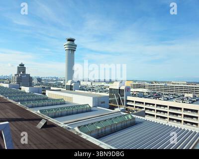 Vista dell'aeroporto internazionale Haneda di Tokyo dal Terminal 1 verso il Terminal 2 Foto Stock