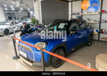 2025 MINI Aceman completamente elettrico in esposizione nello showroom di Bangkok, Thailandia Foto Stock