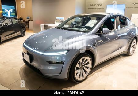 2025 Tesla Model Y. in uno showroom a Bangkok, Thailandia Foto Stock