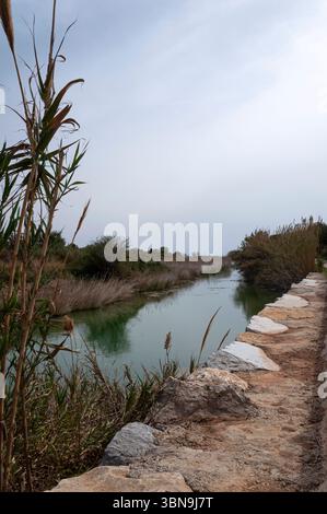 Il fiume Cervera o Río Seco che sfocia in Playa de la Mar Xica, Benicarló, Castelló de la Plana, Comunità Valenciana, Spagna Foto Stock