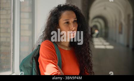 Triste frustrato solitario turbato stressato depresso pensivo pensiero ispanico donna latina studentessa nel corridoio dell'accademia universitaria Foto Stock