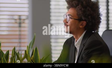 Pensivo sorridente felice premuroso afroamericano uomo d'affari uomo d'affari uomo d'affari imprenditore datore di lavoro manager ufficio aziendale Foto Stock