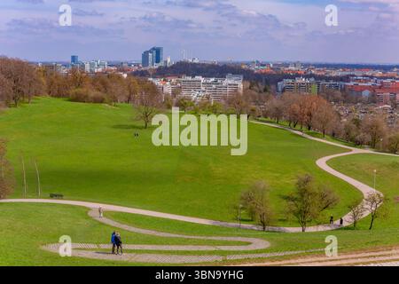 Monaco di Baviera, Germania - 14 settembre 2018: Parco Olympia di Monaco con prati verdi, alberi e persone. Costruito per le Olimpiadi estive del 1972 Foto Stock