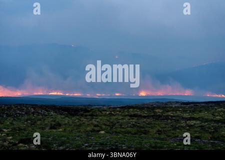 28 giugno 2025. Carrbridge e Grantown a Spey, Scozia. Si tratta di un grande incendio guidato dal vento su tutte le colline tra Carrbridge e Grantown e S. Foto Stock