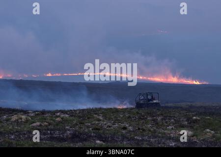 28 giugno 2025. Carrbridge e Grantown a Spey, Scozia. Si tratta di un grande incendio guidato dal vento su tutte le colline tra Carrbridge e Grantown e S. Foto Stock