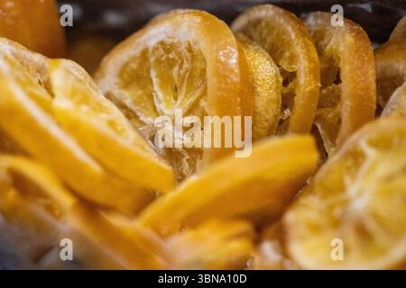 Fette secche di arance - solitamente utilizzate per la guarnigione delle bevande Foto Stock