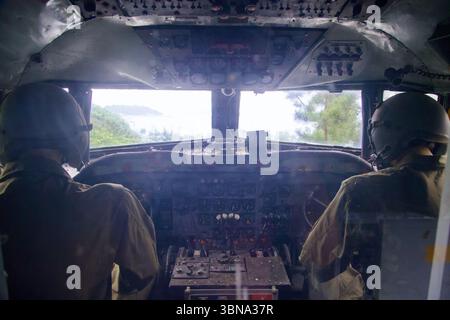 Gangneung, Corea del Sud - 1 giugno 2025: Due piloti di manichini siedono all'interno della cabina di pilotaggio di un aereo presidenziale dismesso a Gangneung un Foto Stock