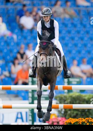 Aquisgrana, Germania. 1 luglio 2025. Sport equestre/salto: CHIO Aachen, Opening Jumping, il pilota tedesco Sophie Hinners sul cavallo Iron Dames Combella salta sopra un ostacolo. Crediti: Rolf Vennenbernd/dpa/Alamy Live News Foto Stock