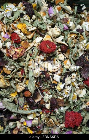 Vista ravvicinata di un mucchio di fiori e foglie secche. Il mucchio è un mix di fiori rossi, bianchi e gialli, insieme a foglie verdi e altri materiali vegetali essiccati. I fiori secchi e le foglie sono sparsi per tutto il mucchio, creando una superficie visivamente interessante e strutturata. I colori sono prevalentemente rosso, bianco e giallo, con alcune tonalità di verde e marrone. Il mucchio sembra essere costituito da materiale vegetale essiccato, possibilmente petali di fiori o altro materiale vegetale essiccato. Didascalia a forma di occhio e immaginazione di un artista, Istanbul, Turchia. La città più grande della Turchia e uno dei pochi transco al mondo Foto Stock