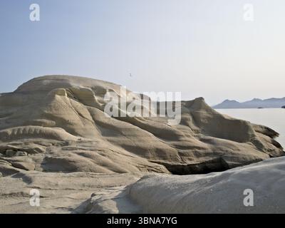 Formazioni rocciose bianche illuminate dal sole della spiaggia di Sarakiniko sull'isola di Milos, in Grecia, che somigliano a un paesaggio lunare. Foto Stock