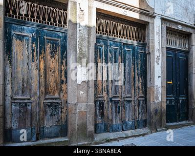 Vecchie porte con vernice sbucciante nella città vecchia di Viana do Castelo, Portogallo Foto Stock