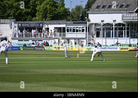 Una partita di cricket in corso al New Road County Ground, Worcester. Giorno 1 del match di campionato tra Worcestershire e Essex, l'ex battitore. Foto Stock