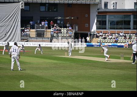 Una partita di cricket in corso al New Road County Ground, Worcester. Giorno 1 del match di campionato tra Worcestershire e Essex, l'ex battitore. Foto Stock