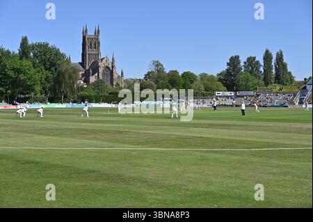 Una partita di cricket in corso al New Road County Ground, Worcester. Giorno 1 del match di campionato tra Worcestershire e Essex, l'ex battitore. Foto Stock