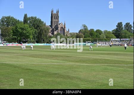 Una partita di cricket in corso al New Road County Ground, Worcester. Giorno 1 del match di campionato tra Worcestershire e Essex, l'ex battitore. Foto Stock